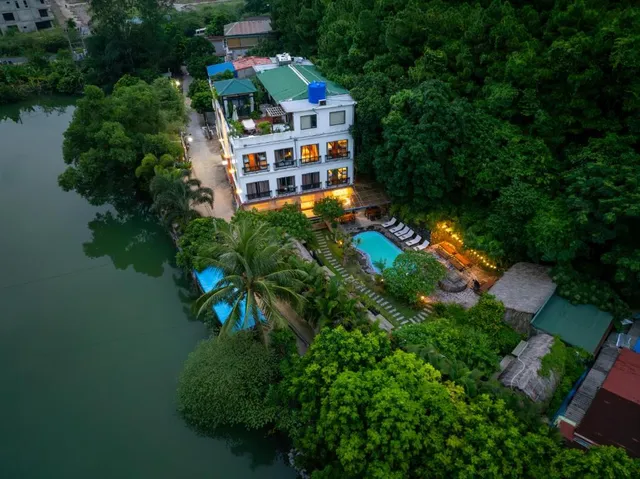 Catba Backpackers Hostel & Pool Bar