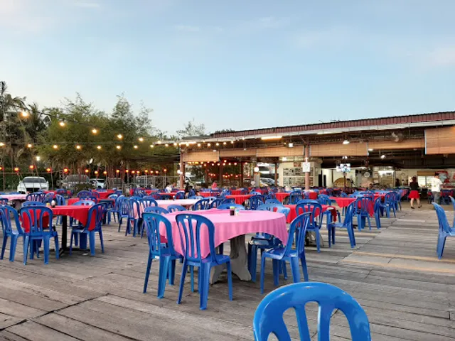 RESTORAN YX 渔香百年海鲜村 (Kampung Teluk Jawa)