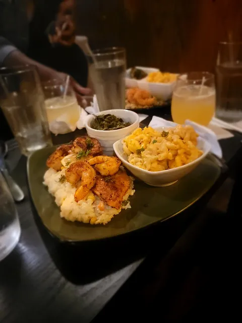 MoMo's Restaurant and Social Lounge