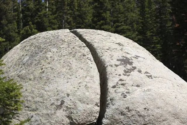 Itto-seki Split Boulder