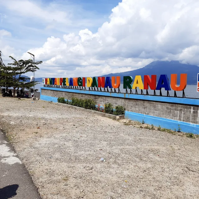 Pantai Pelangi Danau Ranau