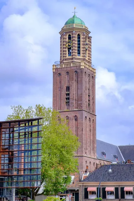 De Peperbus of Onze Lieve Vrouwetoren met Onze Lieve Vrouwebasiliek