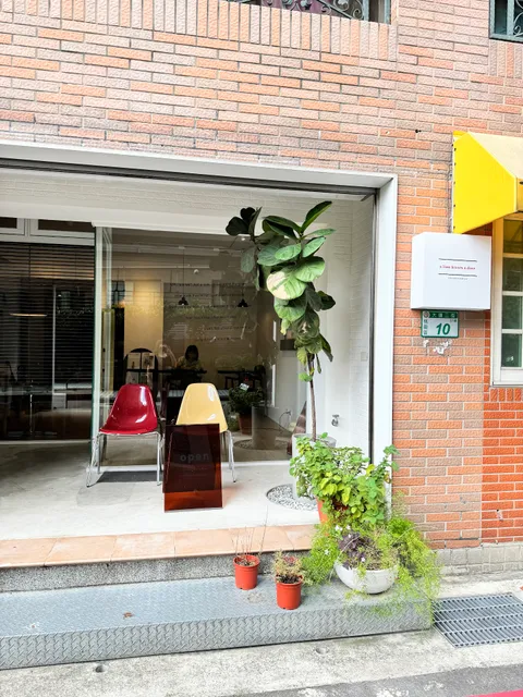 A lion kisses a deer