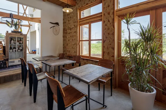 earth tree cafe MONTO