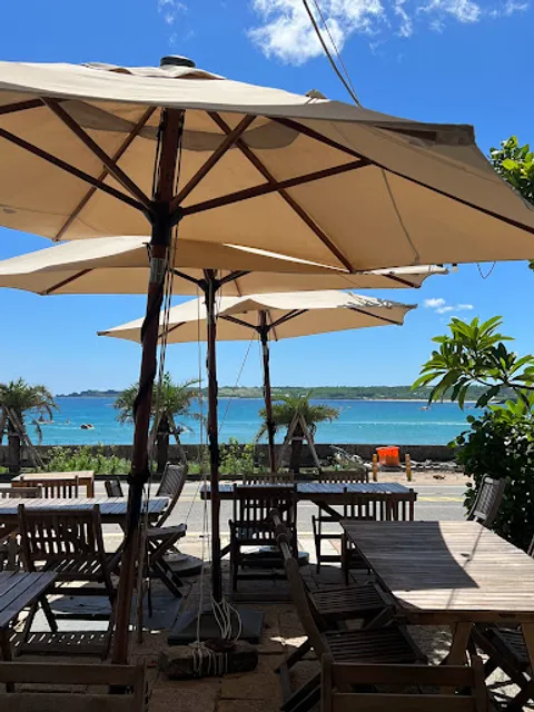 迷路小章魚餐酒館（星期三固定店休日，餐廳低消大人每人NT500+10%、沒有附設及配合的停車場，要自行找停車位唷！室內座位區無法攜帶寵物，「室外」座位區「可以」跟寵物一起，店休時可私訊臉書訂位）