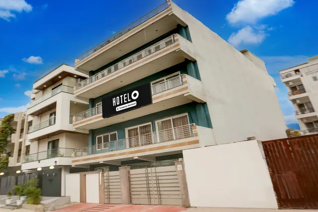 Townhouse Subhash Chowk Medanta Hospital Formerly L B Residency