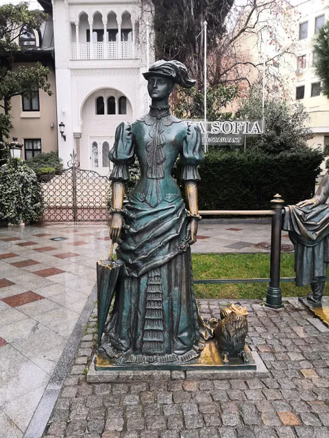 Skul'ptura "Dama S Sobachkoy"