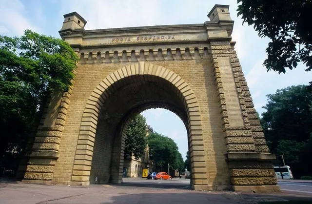 Serpentine Gate