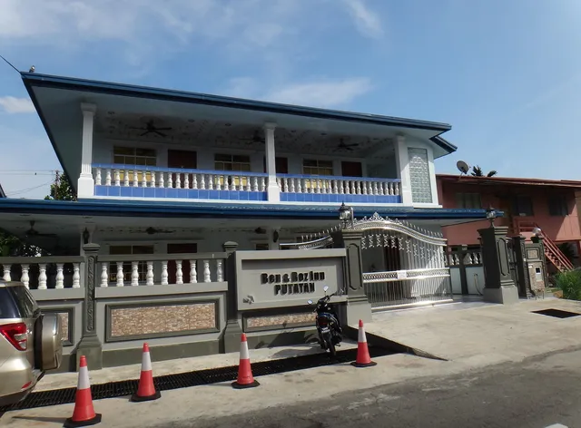 OYO Home 90438 Ben & Roz Inn