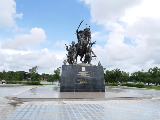 Somdet Phra Chao Taksin Maharat Park