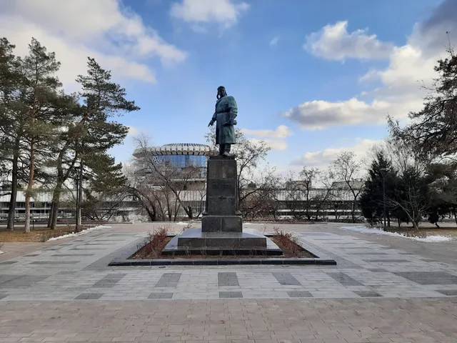 Pamyatnik Geroyu Sovetskogo Soyuza Letchiku Khol'zunovu V. S.