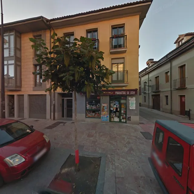 Plaza Puerta Castillo, 3