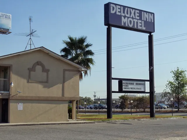 Deluxe Inn Motel