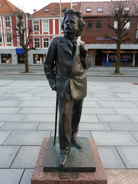 Edvard Grieg Statue