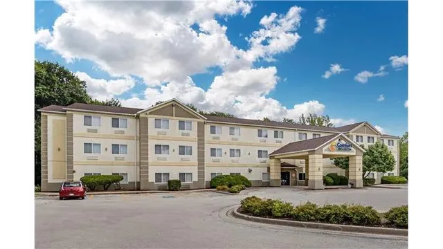 Comfort Inn & Suites East Moline near I-80