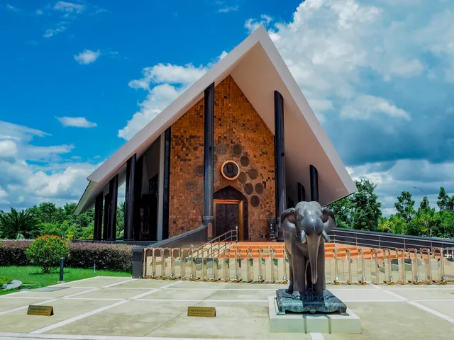 อาคารพิพิธภัณฑ์อัฐบริขารหลวงตามหาบัว ญาณสัมปันโน