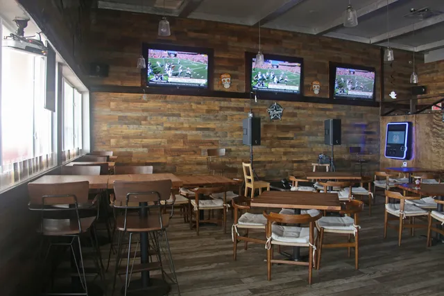 Hollywood Brewery Bar & Grill