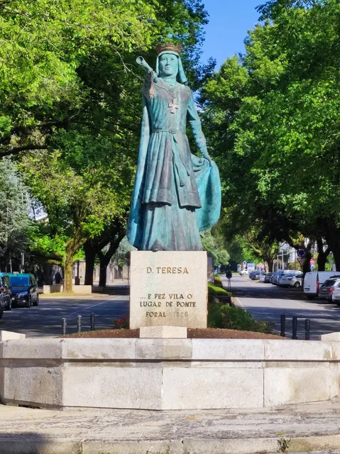 Estátua de Dona Teresa