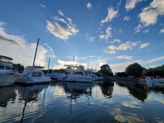 Captain's Quarters Yacht Club