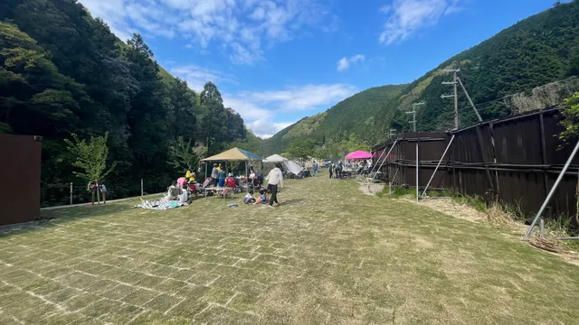 川とＢＢＱのキャンプフィールド