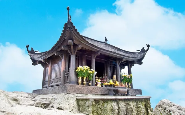 Relic scenic Yen Tu