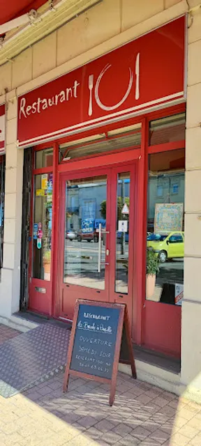 Le Bouche à Oreille