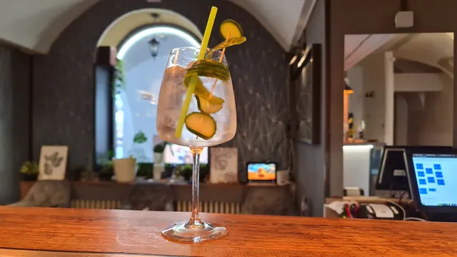 The Square -Gin and tonic bar