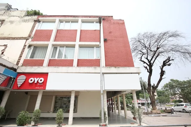 Capital O Jh E18hteen