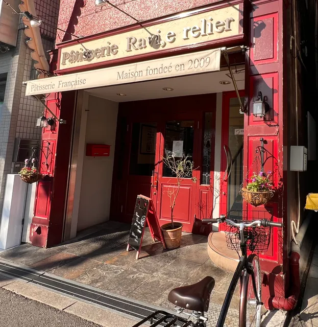 Pâtisserie Ravi,e relier