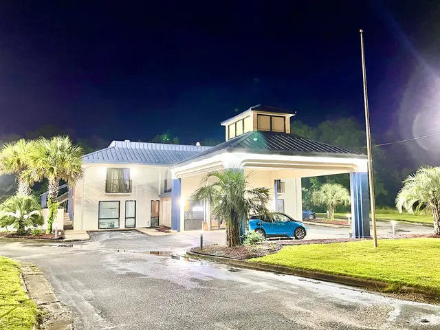 Bayou Inn & Suites | Hotel in Bayou La Batre