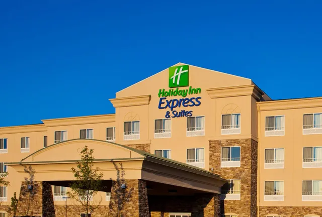 Holiday Inn Express & Suites Chicago North-Waukegan-Gurnee by IHG
