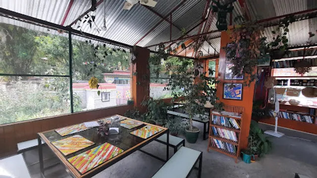 Queenie's Oven Green Cafe