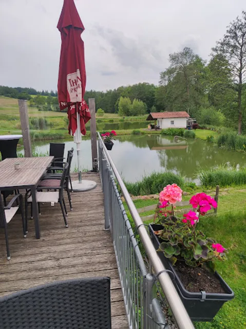 Dorf Alm - Anne Avendano