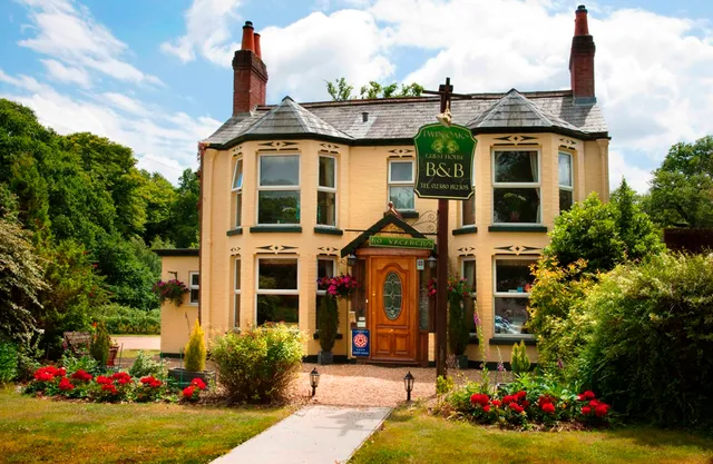 Twin Oaks Guest House