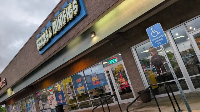 Bricks & Minifigs Boulder