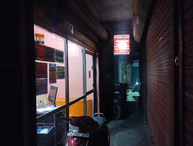 Om new media Cyber Cafe