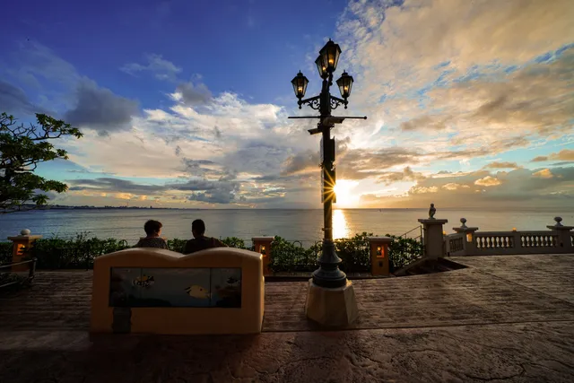 Sunset Walk Chatan或「美浜海岸」