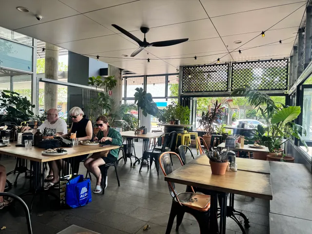 Ray's Cafe & Patisserie