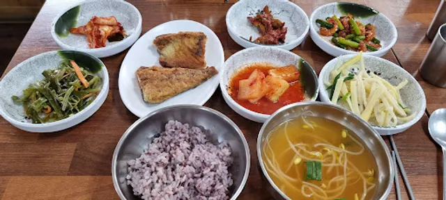 이집에는 보리밥 메뉴가 없어요