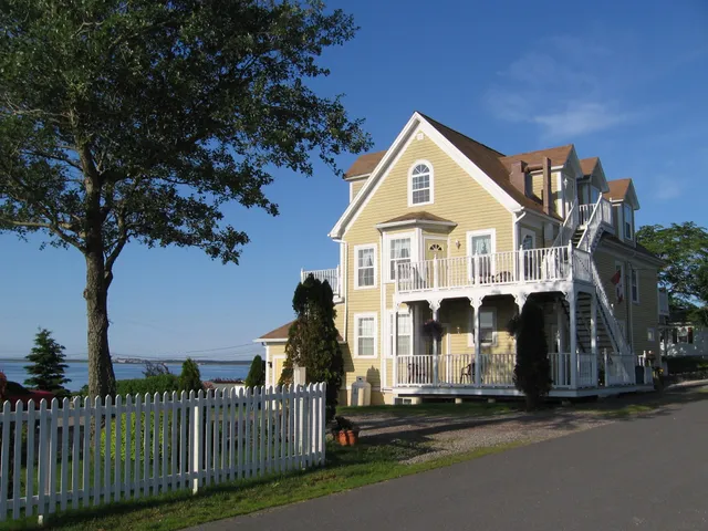 Louisbourg Harbour Inn Bed and Breakfast