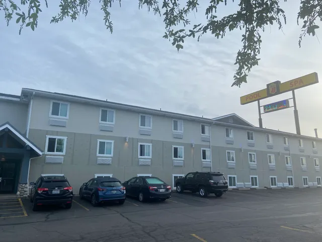 SilverStone Inn & Suites