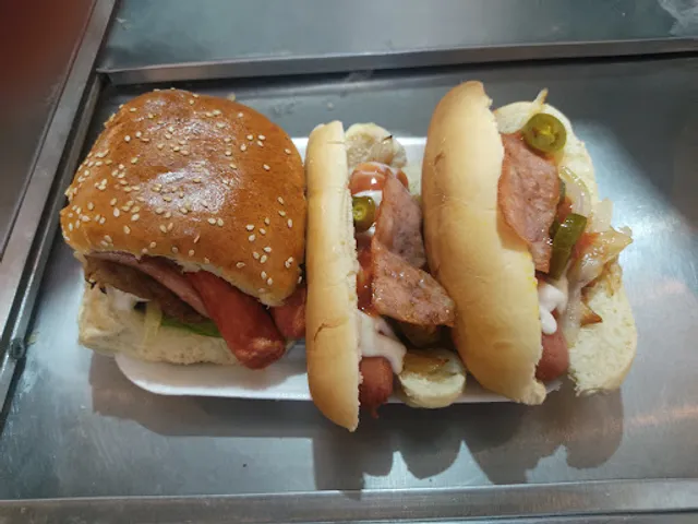 Hotdogs y hamburguesas "burguers Mike's"