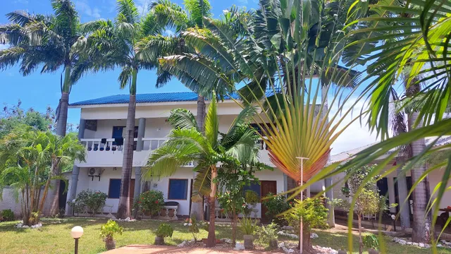 DIFFERENT STROKES COTTAGES