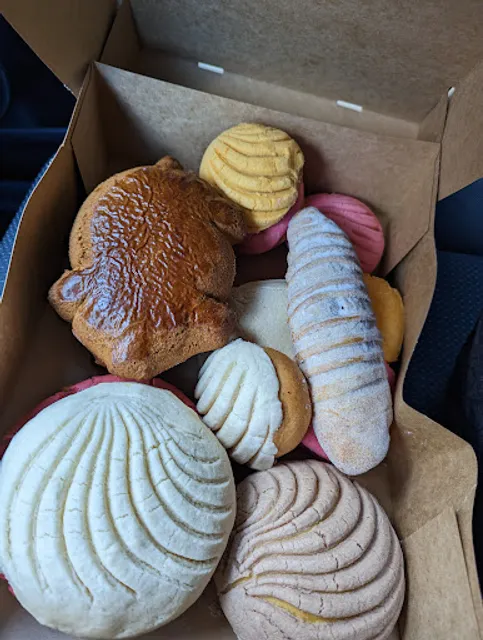 Pasteleria Y Panadería La Ideal 4