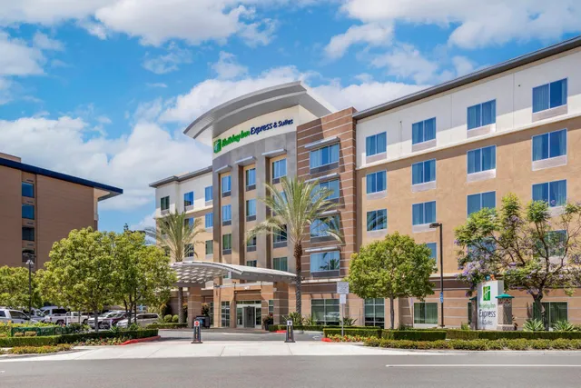 Holiday Inn Express & Suites Anaheim Resort Area by IHG