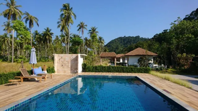 Koh Ngai Paradise Beach Resort