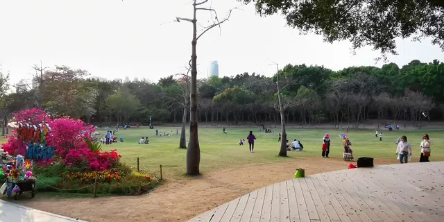 Lianhuashan Park Fengzheng Square