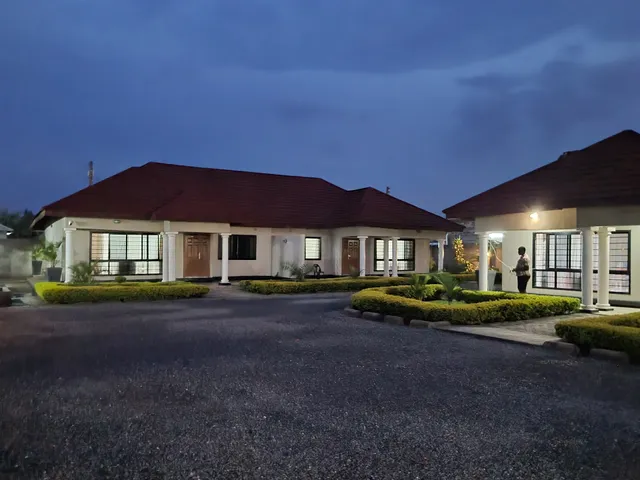 Mwaiseni Maisonettes - Serviced self-catering executive apartments with solar power