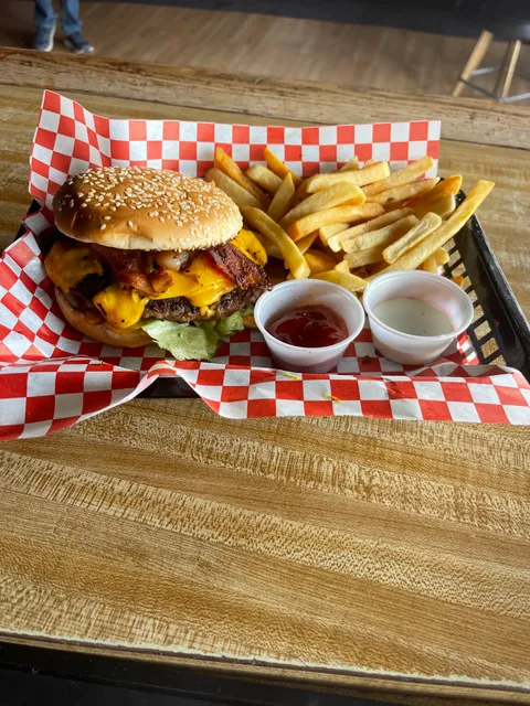 Boozy Lion Bar and Grill