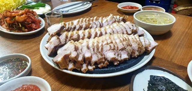 Jungang wang Jokbal 중동왕족발